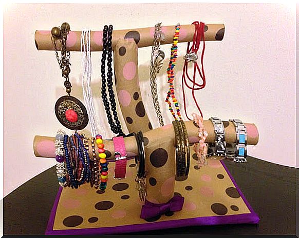 Jewelers with reusable materials: cardboard tubes