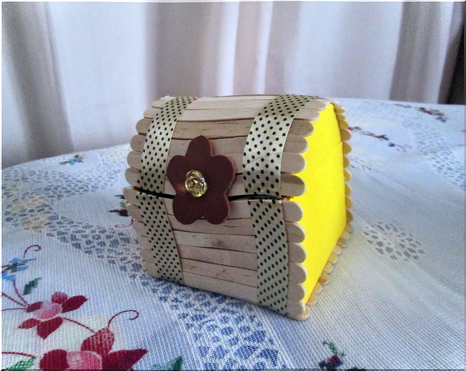 Use popsicle sticks to make this sensational jewelry box. 