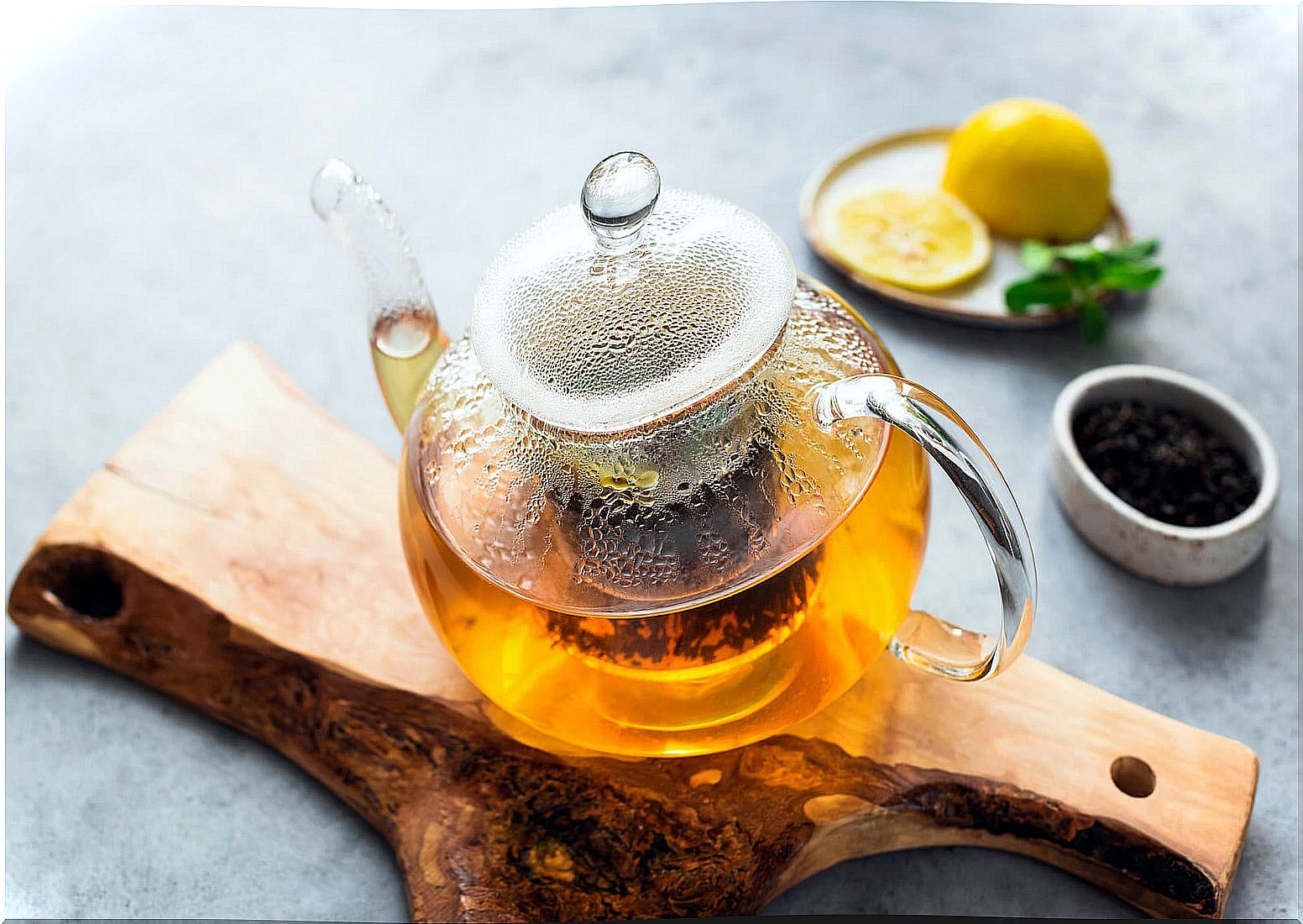 Pitcher of green tea with lemon and cloves.
