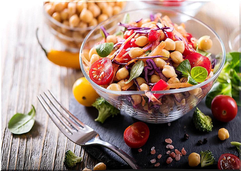Chickpea salad with avocado