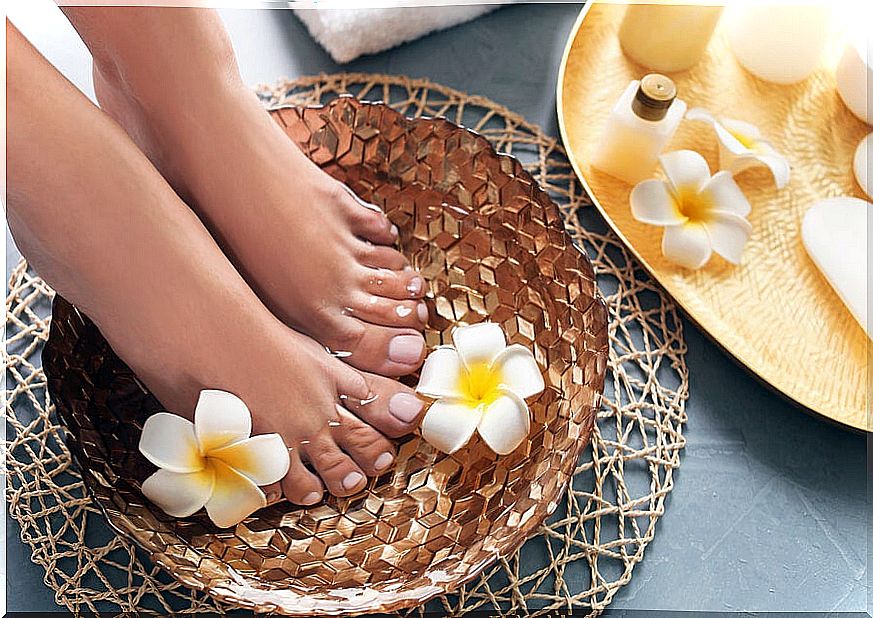 Baths to soften the feet with vinegar and almond oil