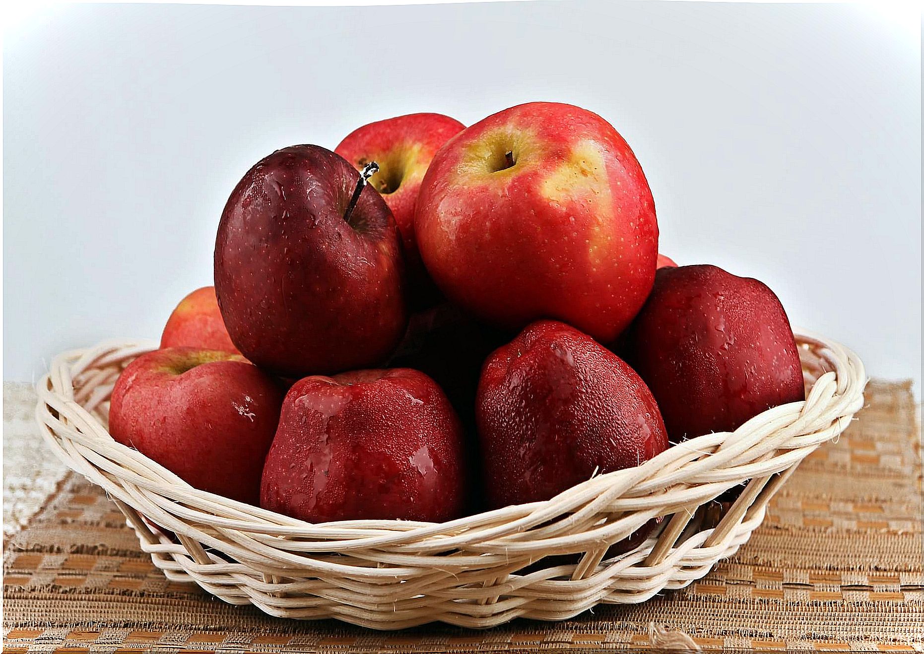 Red apples: fiber for gut health