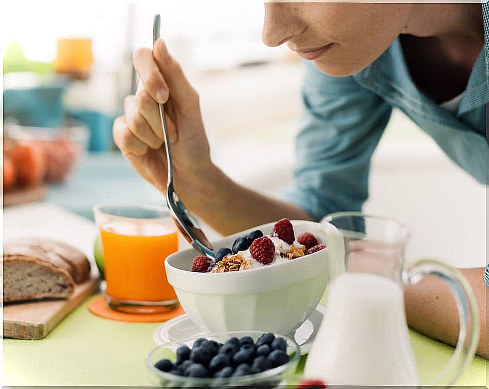 Woman having breakfast according to the zone diet