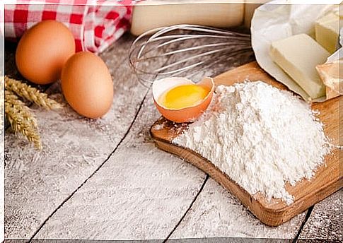 Flour, butter and egg are some of the ingredients of the Santiago cake